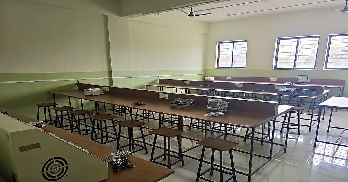 Electronics laboratory workbenches at KNPIEMS